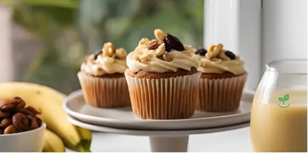 Cupcake de Banana com Cobertura de Creme de Tâmaras e Coco