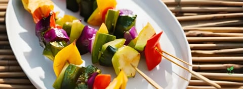 Espetinhos de Legumes Grelhados com Molho de Tahine e Limão